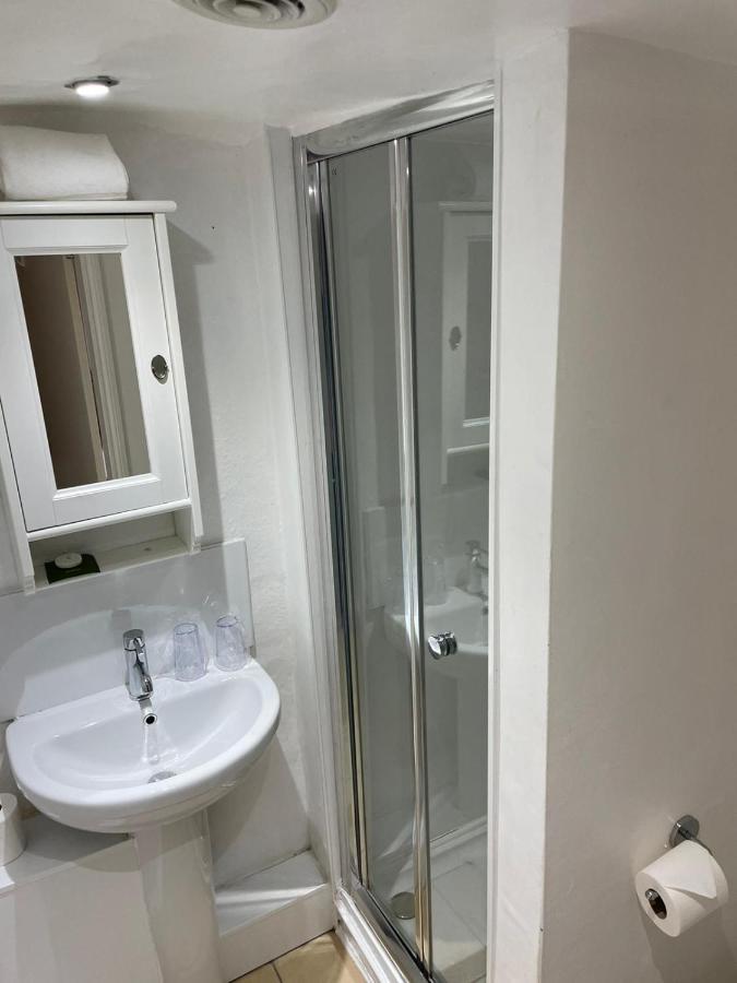 Courtyard Rooms Бриджнорс Экстерьер фото